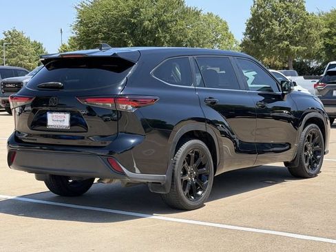 Used 2024 Toyota Highlander LE FWD image 4