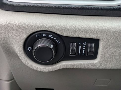 Used 2022 Chrysler Voyager LX image 24