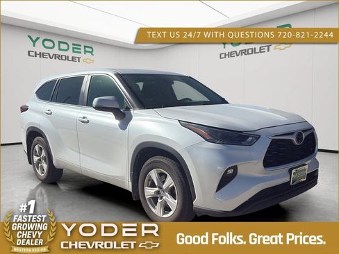Used 2024 Toyota Highlander LE AWD/4WD image 1