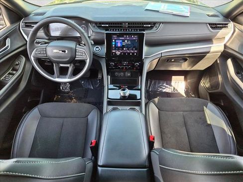 Used 2025 Jeep Grand Cherokee Altitude RWD image 16