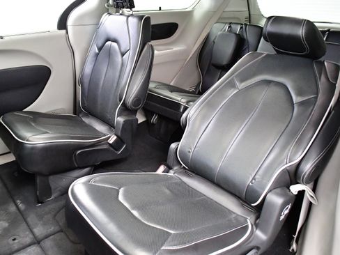 Used 2023 Chrysler Pacifica Touring-L w/ Uconnect Theater Family Group FWD image 10