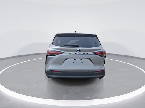 Used 2021 Toyota Sienna XLE FWD image 8