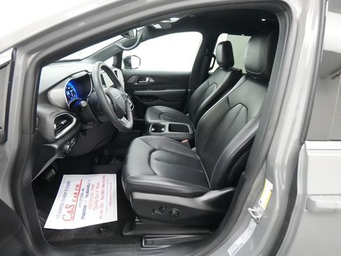 Used 2025 Chrysler Pacifica Select FWD image 14