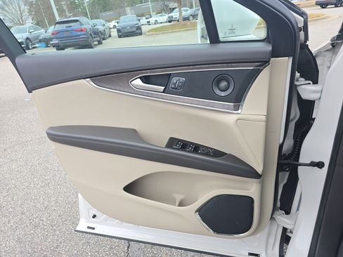 Used 2016 Lincoln MKX Reserve w/ Driver Assistance Package image 25