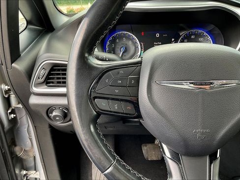 Used 2019 Chrysler Pacifica Touring Plus w/ Advanced Safetytec Group FWD image 10