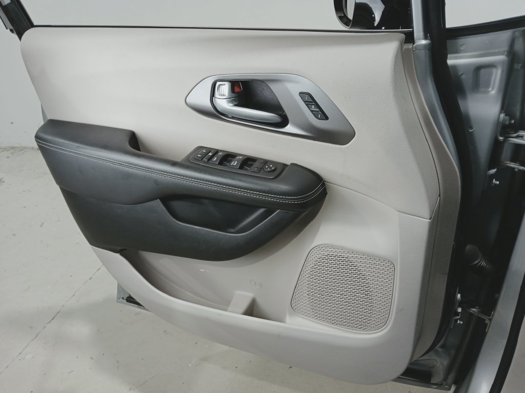 Used 2024 Chrysler Pacifica Touring-L FWD image 29