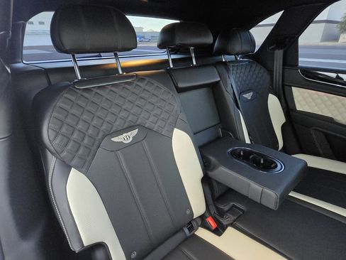 Used 2022 Bentley Bentayga image 49