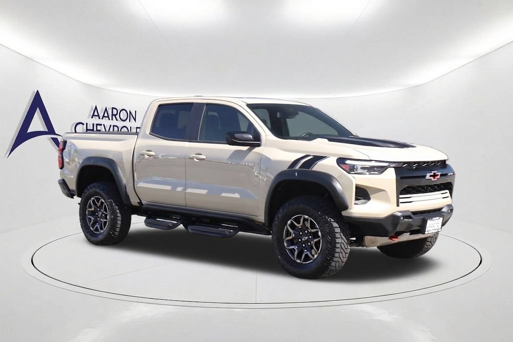 Used 2024 Chevrolet Colorado ZR2 w/ ZR2 Convenience Package III AWD/4WD image 3