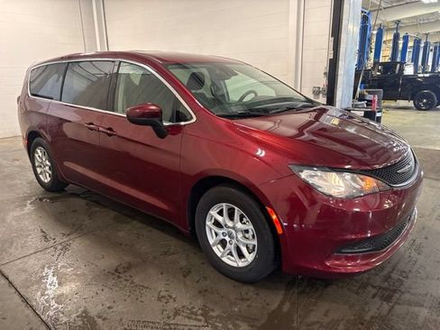 Used 2023 Chrysler Voyager LX FWD image 3