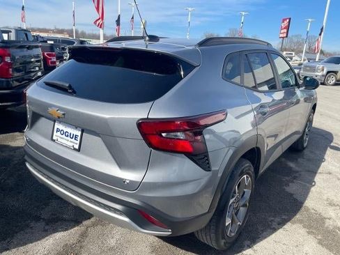 Used 2025 Chevrolet Trax LT w/ LT Convenience Package image 2