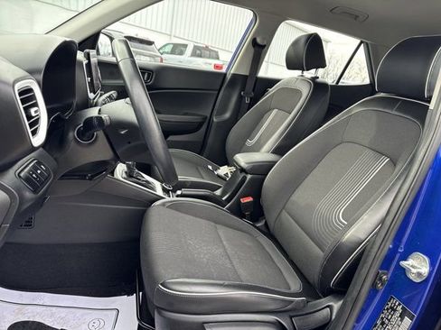 Used 2022 Hyundai Venue Limited image 9