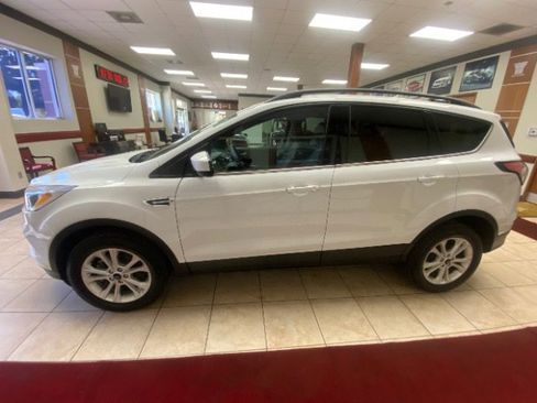 Used 2018 Ford Escape SE image 2