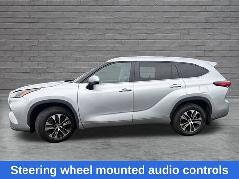 Used 2023 Toyota Highlander XLE AWD/4WD image 4