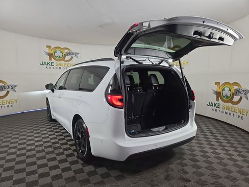Used 2024 Chrysler Pacifica Premium FWD image 33