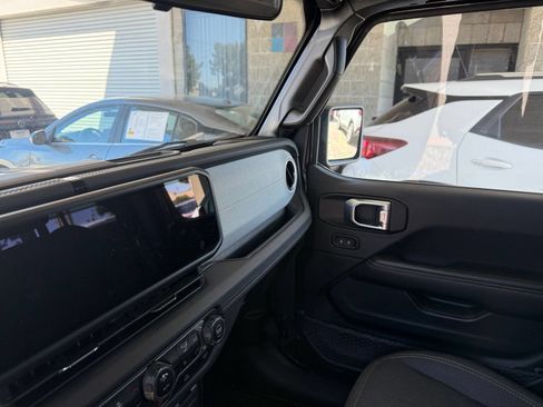 Used 2025 Jeep Wrangler Unlimited Sahara AWD/4WD image 33