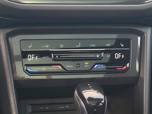 Used 2022 Volkswagen Tiguan SE image 30