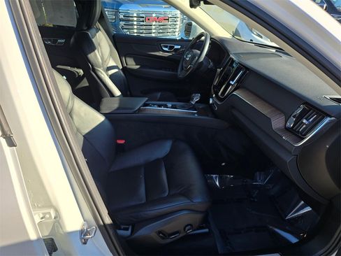 Used 2021 Volvo XC60 T5 Momentum w/ Advanced Package image 11