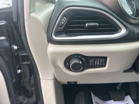 Used 2023 Chrysler Voyager LX FWD image 18