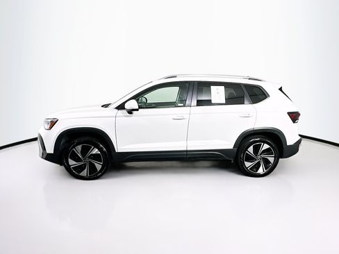 Used 2025 Volkswagen Taos SE AWD/4WD image 4