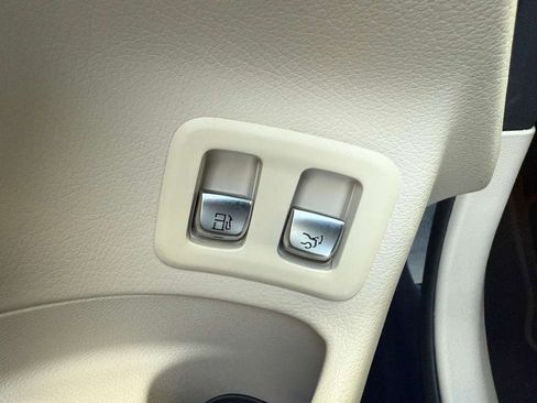 Used 2019 Mercedes-Benz GLC 350e 4MATIC image 32