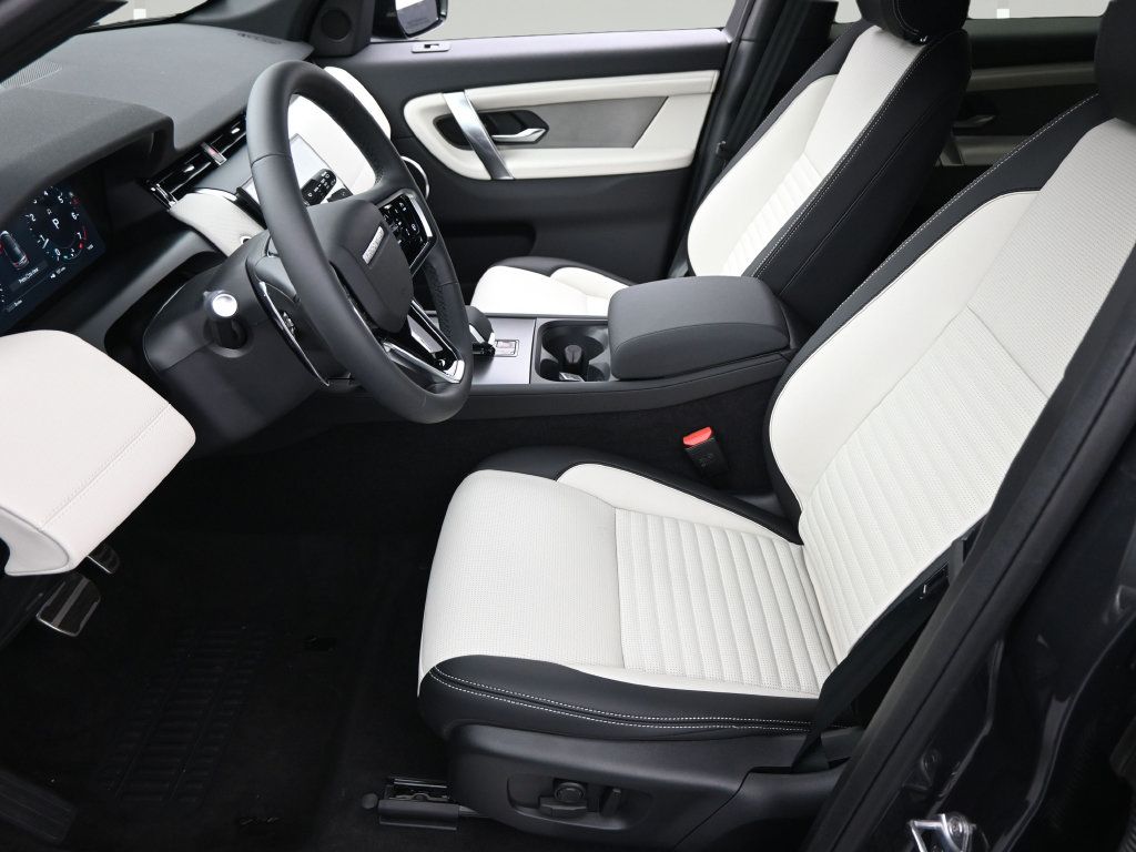 Used 2025 Land Rover Discovery Sport Dynamic SE AWD/4WD image 5