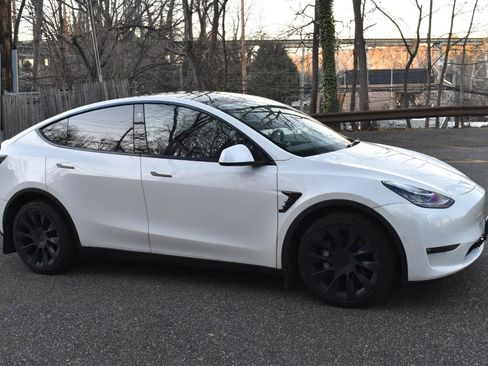 Used 2021 Tesla Model Y Long Range image 12