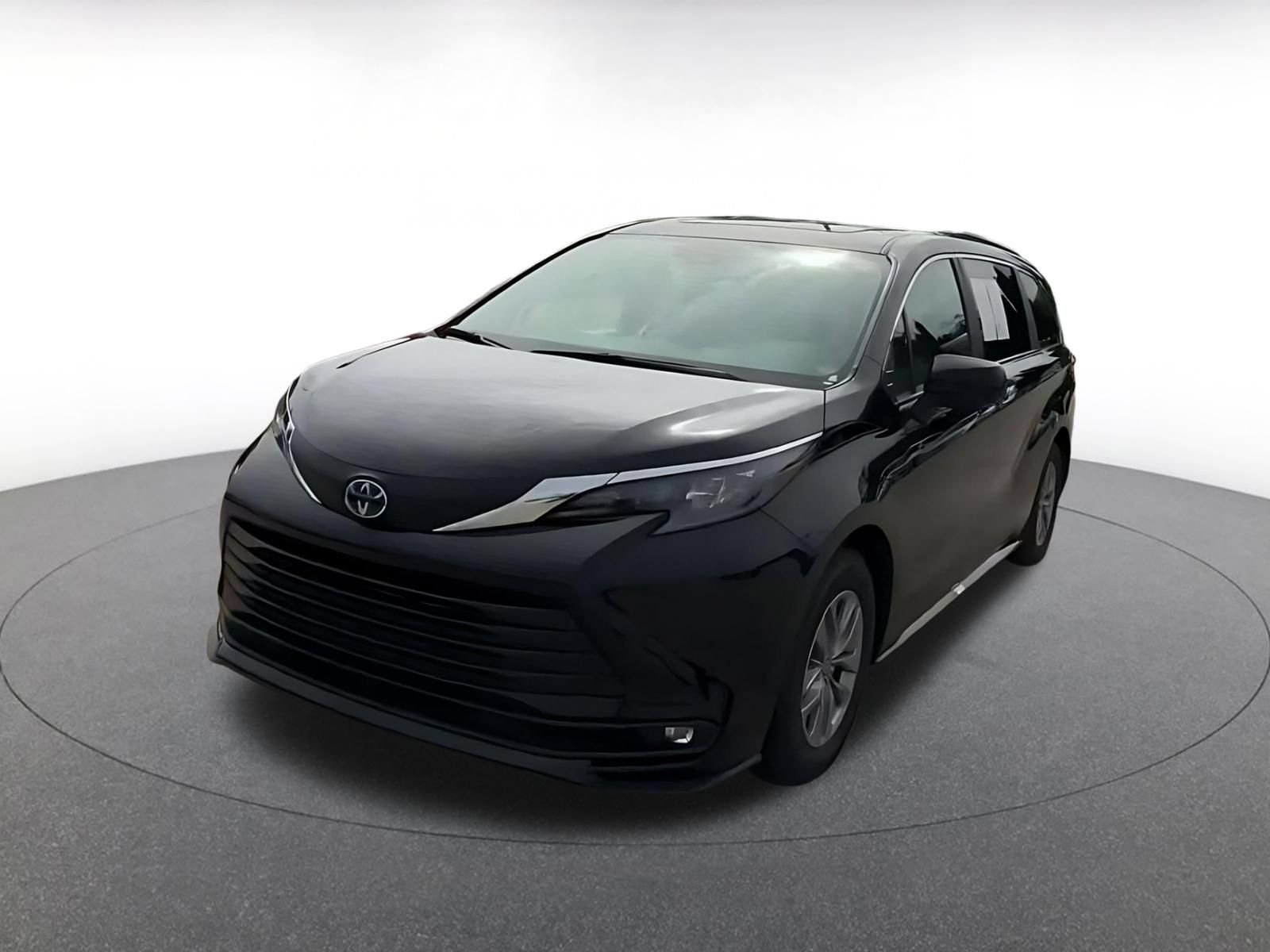 Used 2025 Toyota Sienna XLE FWD image 6