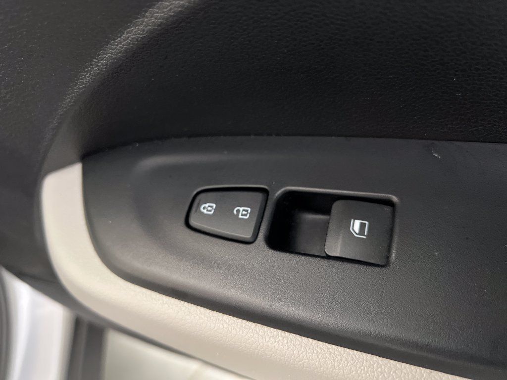 Used 2025 Hyundai Venue SEL FWD image 31