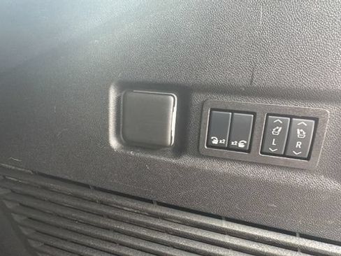 Used 2025 GMC Yukon XL Denali AWD/4WD image 25