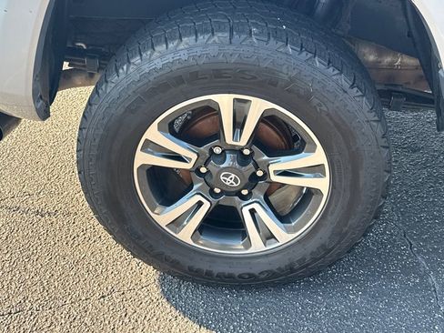 Used 2019 Toyota Tacoma TRD Sport w/ Technology Package image 19