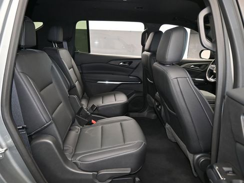 Used 2025 Chevrolet Traverse LT image 40