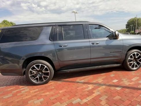 Used 2021 Chevrolet Suburban RST w/ Luxury Package RWD image 2
