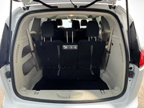 Used 2022 Chrysler Voyager LX FWD image 9