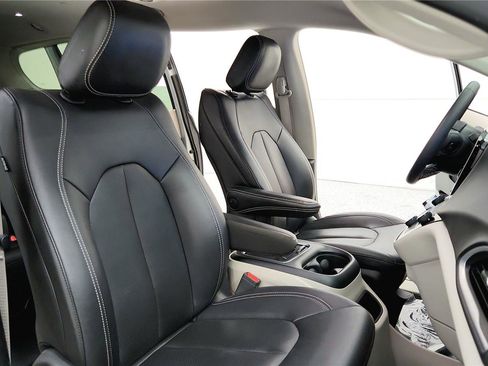 Used 2024 Chrysler Pacifica Touring-L FWD image 39