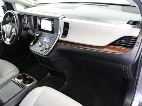 Used 2017 Toyota Sienna Limited Premium FWD image 40