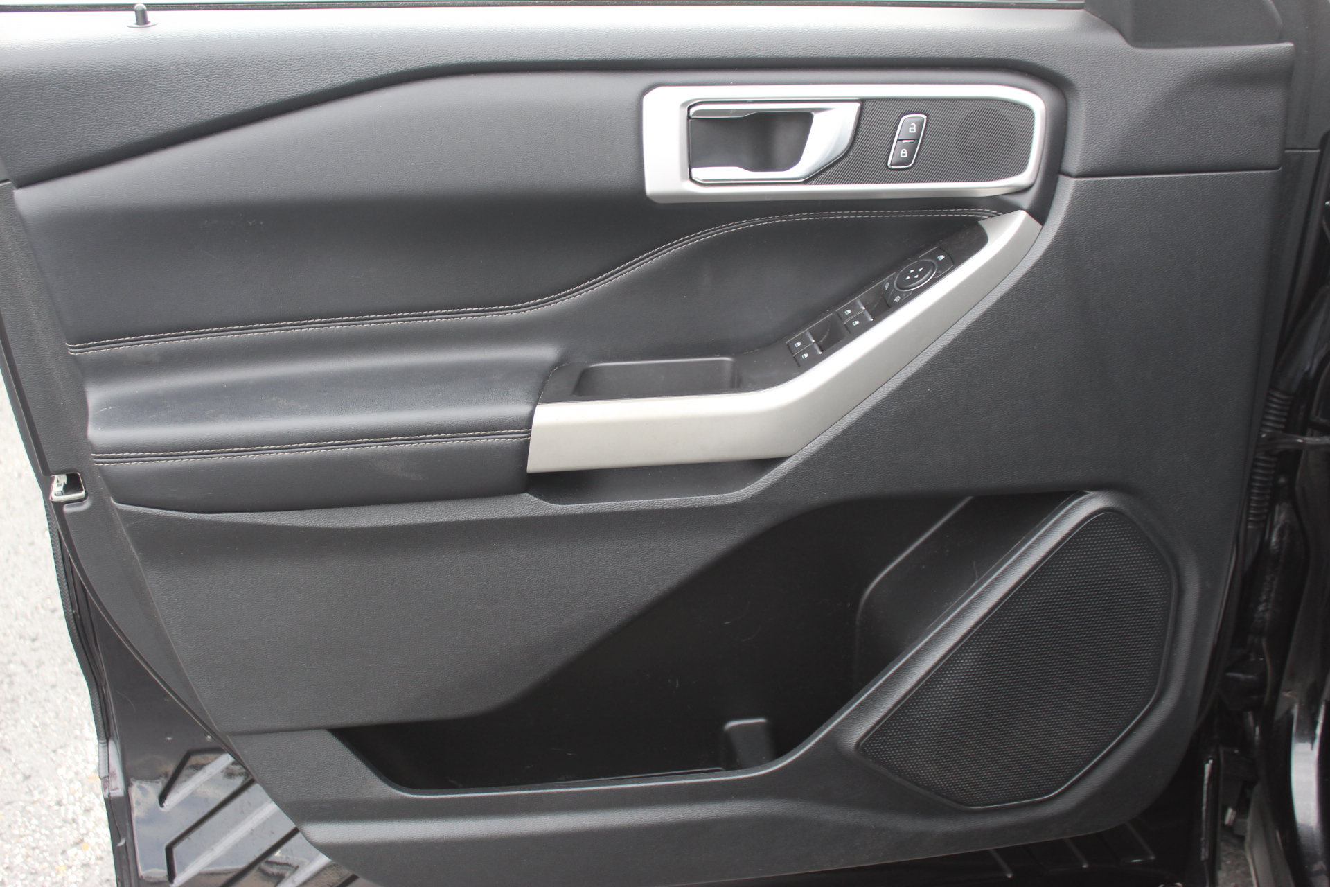 Used 2021 Ford Explorer XLT w/ Equipment Group 202A AWD/4WD image 11
