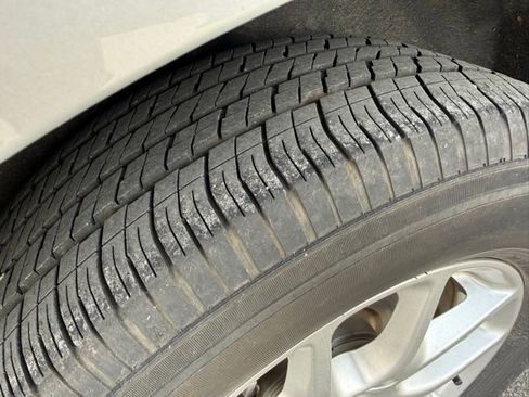 Used 2024 Chrysler Pacifica Touring-L image 10