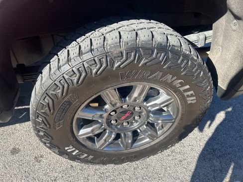 Used 2024 GMC Sierra 1500 AT4X image 11