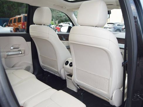 Used 2020 Mercedes-Benz GLB 250 4MATIC w/ Premium Package image 39