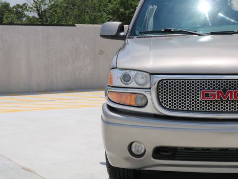 Used 2001 GMC Yukon XL Denali AWD/4WD image 14