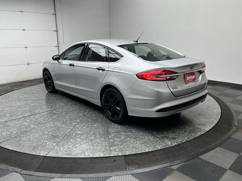 Used 2018 Ford Fusion SE FWD image 2