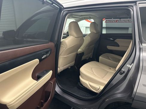Used 2021 Toyota Highlander XLE image 6