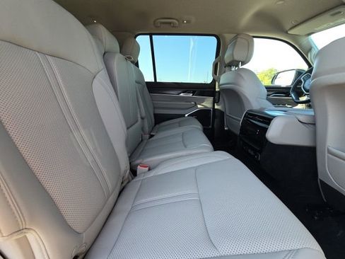 Used 2023 Jeep Wagoneer Series III w/ Preferred Equipment Group image 16