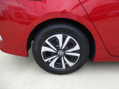 Used 2018 Toyota Prius Prime Advanced w/ Carpet Mat Package FWD image 14