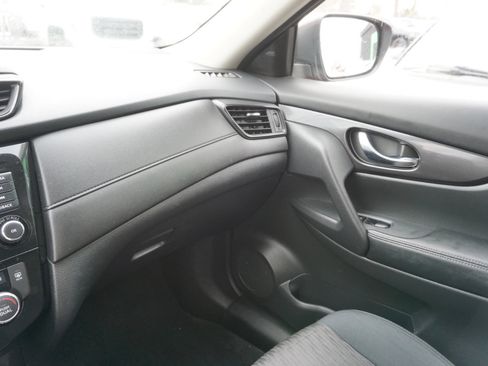 Used 2018 Nissan Rogue SV image 19