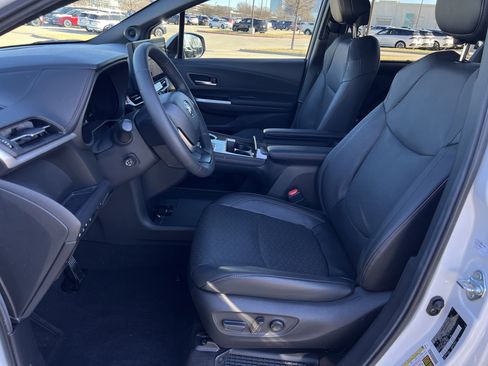 Used 2025 Toyota Sienna Platinum image 30
