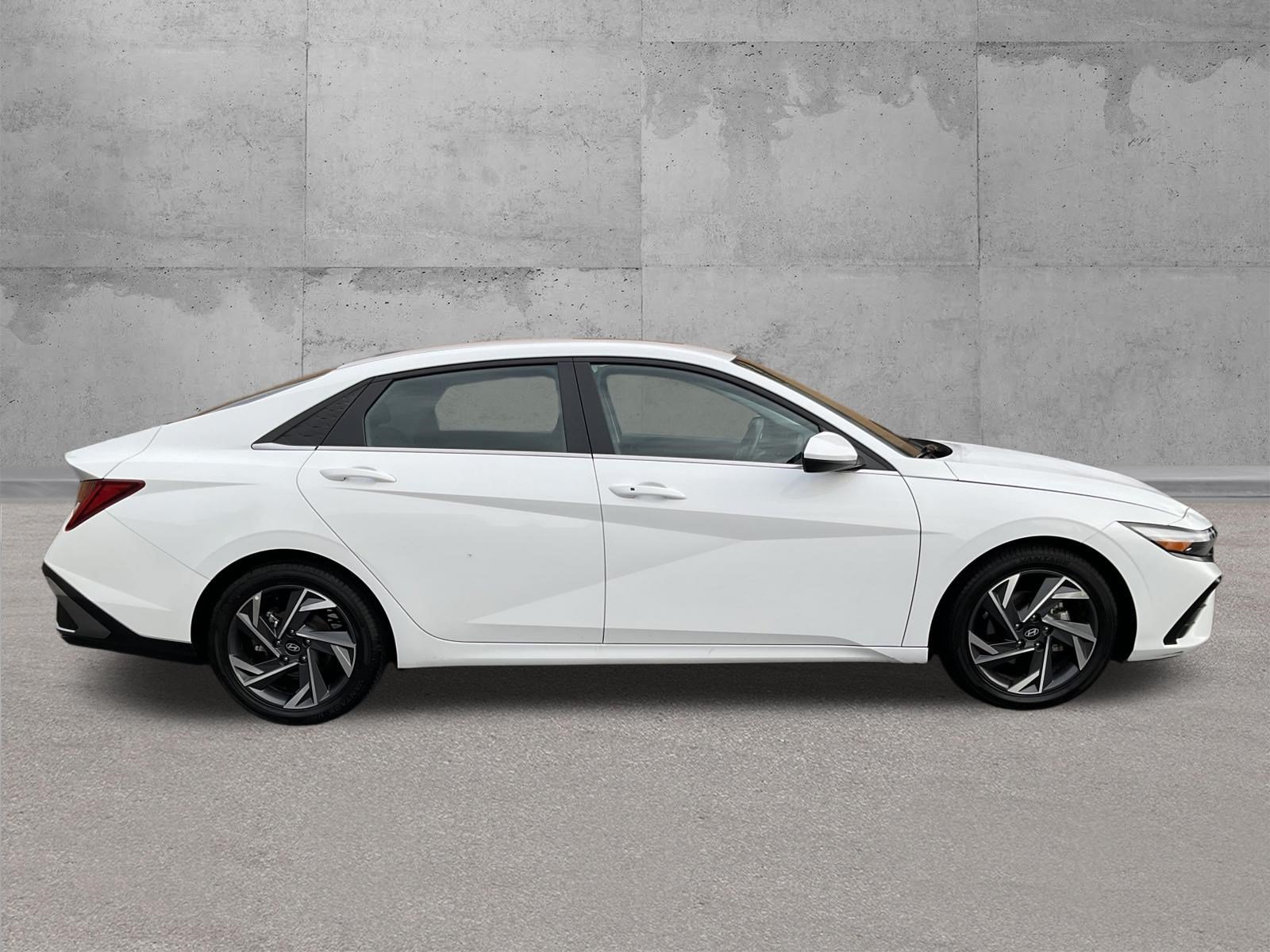 Used 2025 Hyundai Elantra SEL FWD image 2