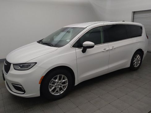 Used 2023 Chrysler Pacifica Touring-L FWD image 2