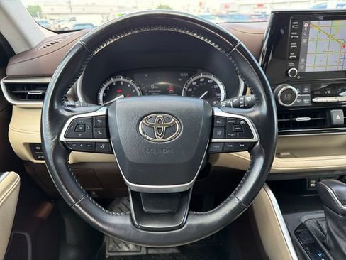 Used 2022 Toyota Highlander XLE AWD/4WD image 10