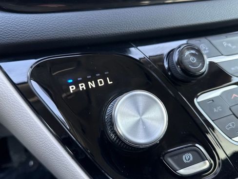 Used 2024 Chrysler Pacifica Touring-L image 23